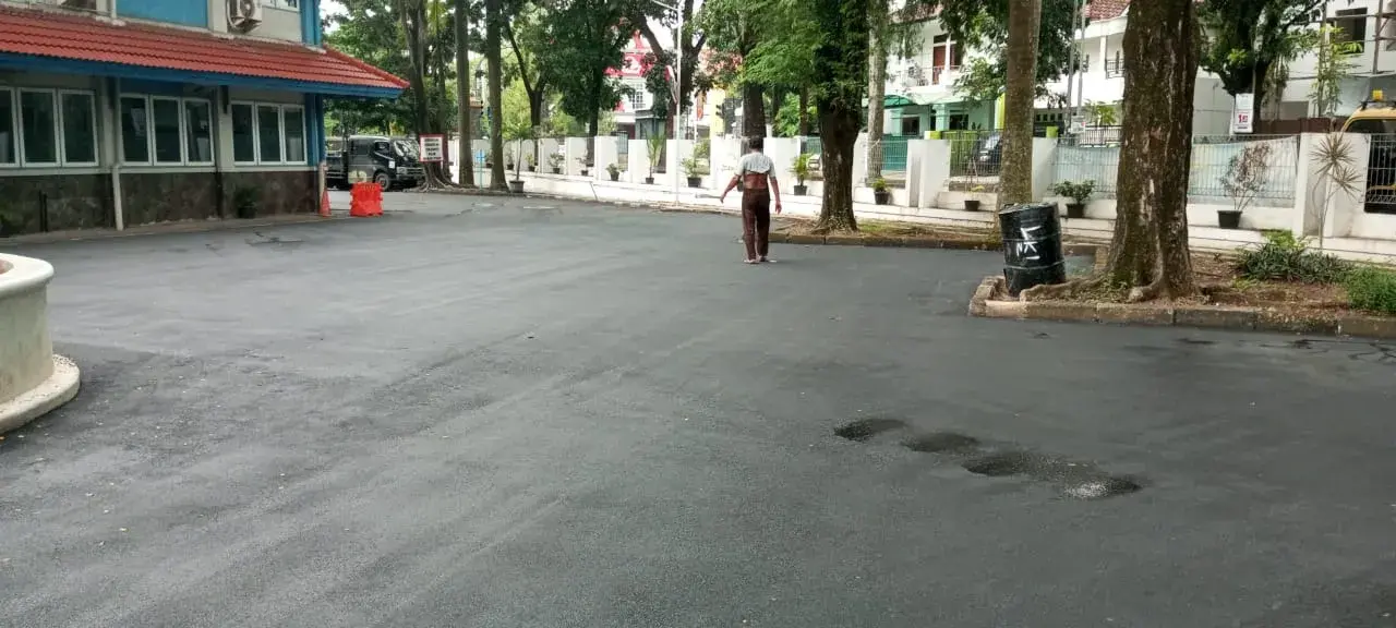 Peralatan vibro roller dan tandem roller memadatkan aspal hotmix di kawasan industri Tambun Bekasi