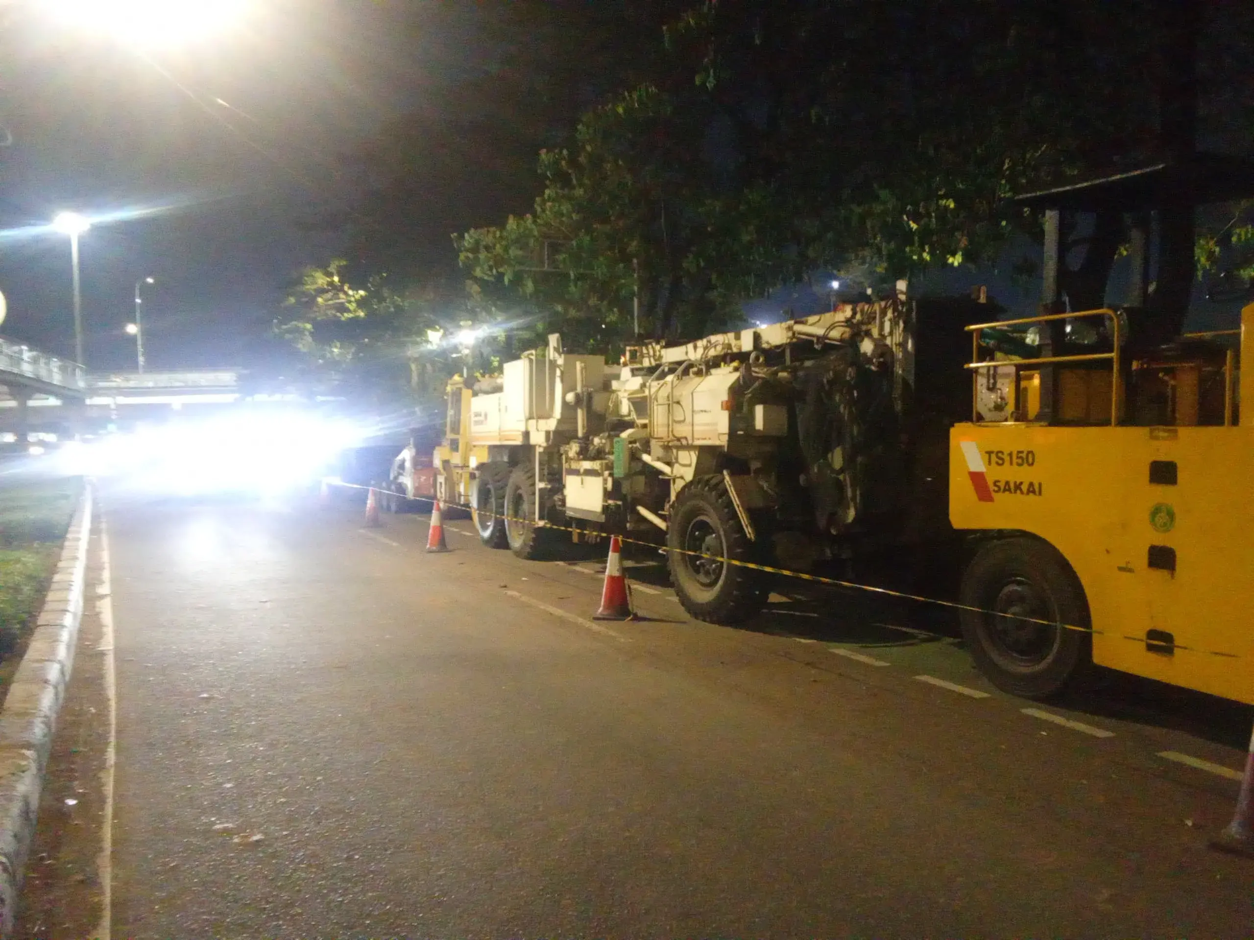 Penghamparan aspal hotmix presisi menggunakan asphalt finisher untuk jalan perumahan Summarecon Bekasi